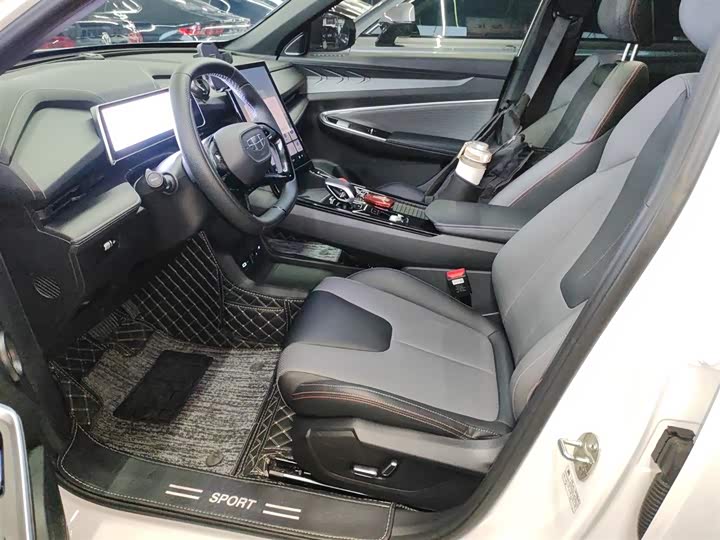 Фото 15 - Geely Atlas