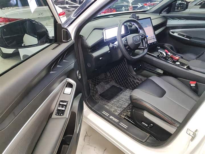 Фото 16 - Geely Atlas