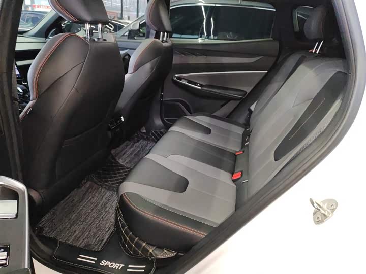 Фото 17 - Geely Atlas