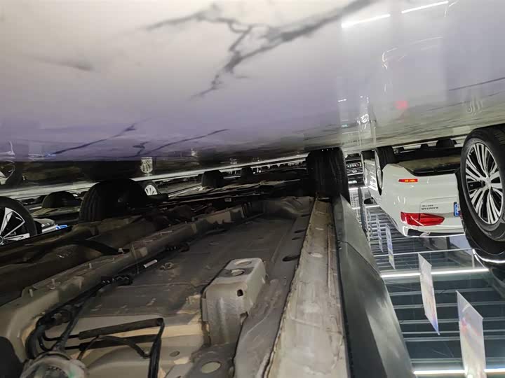 Фото 22 - Geely Atlas