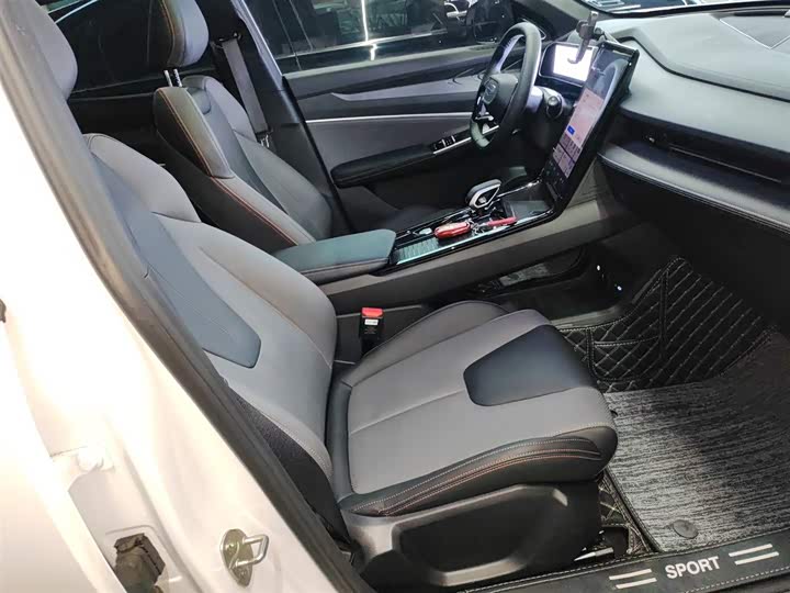 Фото 25 - Geely Atlas