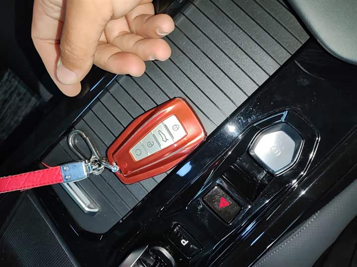 Фото 9 - Geely Atlas