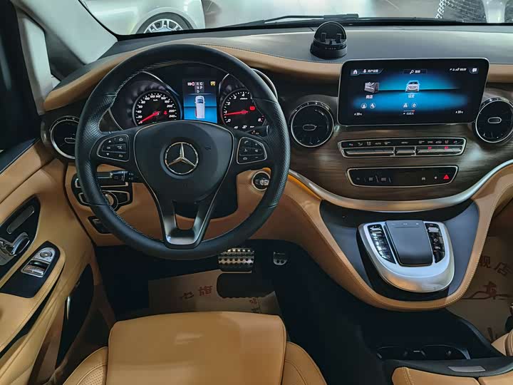 Фото 15 - Mercedes-Benz V-Class