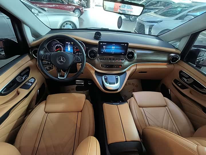 Фото 17 - Mercedes-Benz V-Class