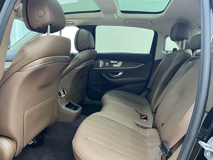 Фото 3 - Mercedes-Benz E-Class