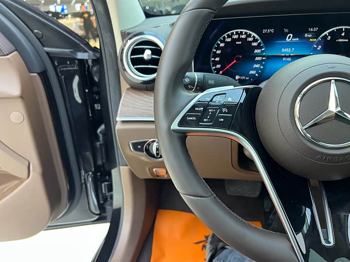 Фото 4 - Mercedes-Benz E-Class