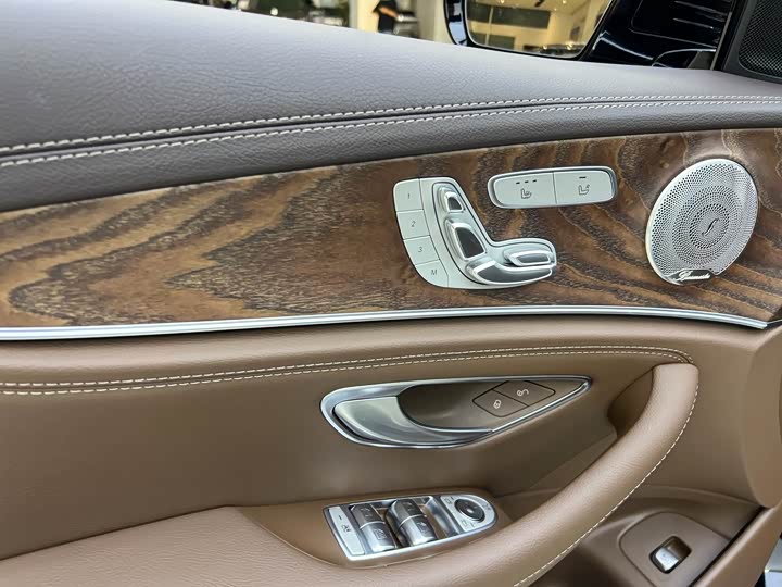 Фото 9 - Mercedes-Benz E-Class