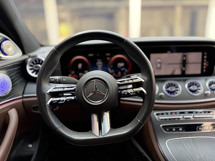 Фото 14 - Mercedes-Benz E-Class