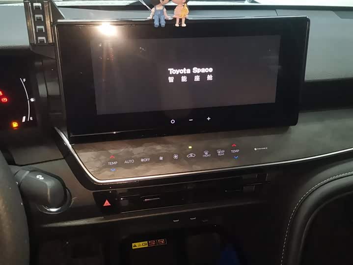 Фото 13 - Toyota Camry