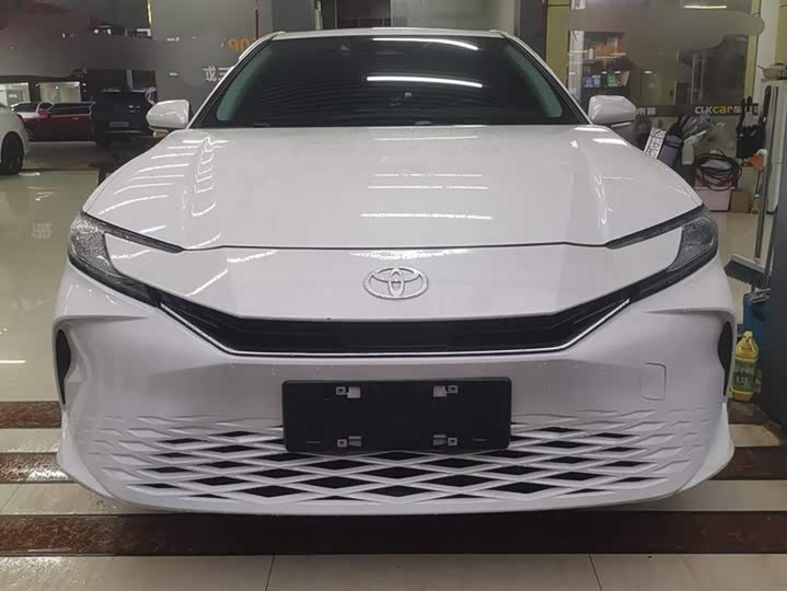 Фото 2 - Toyota Camry