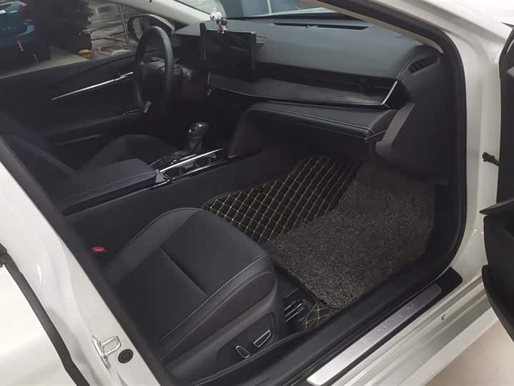 Фото 8 - Toyota Camry