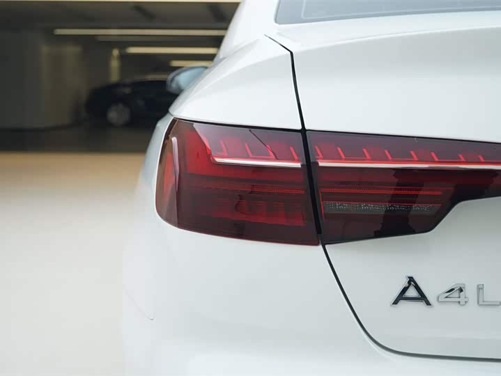 Фото 16 - Audi A4L