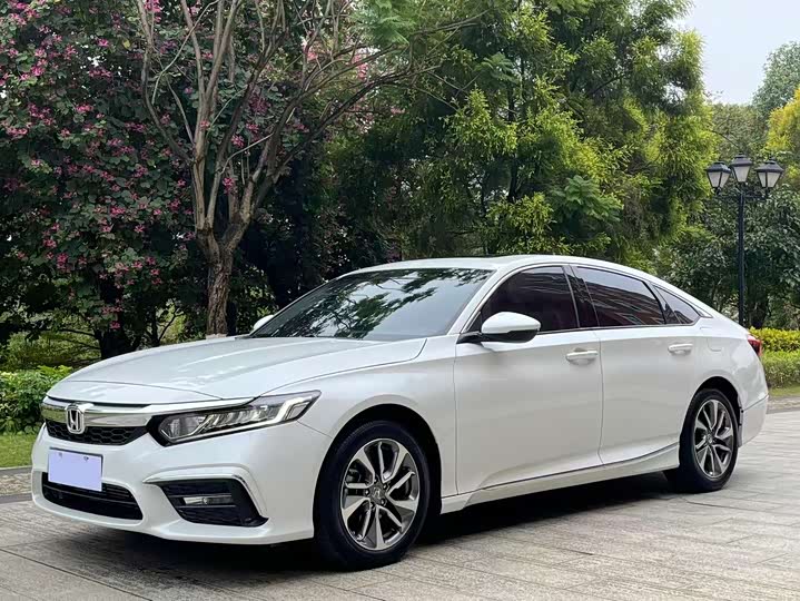 Фото 1 - Honda Inspire