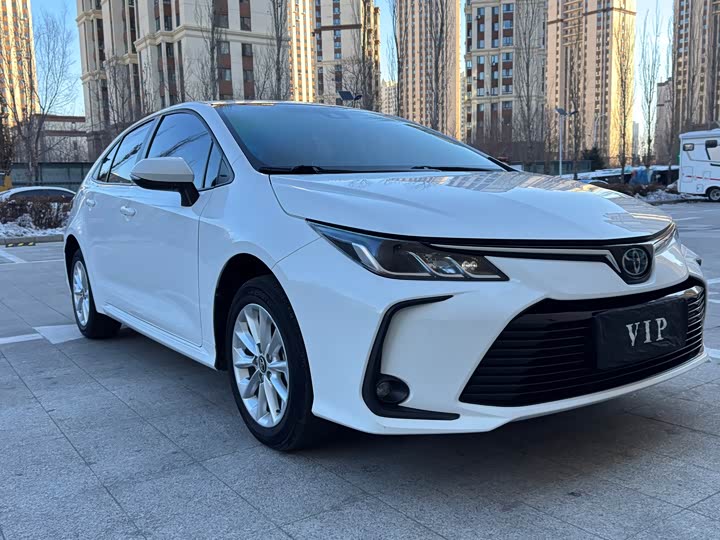 Фото 2 - Toyota Corolla