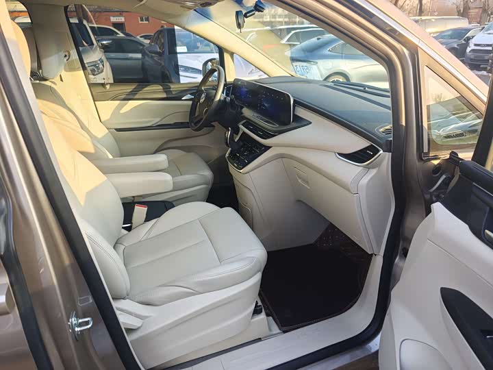 Фото 10 - Buick GL8 ES