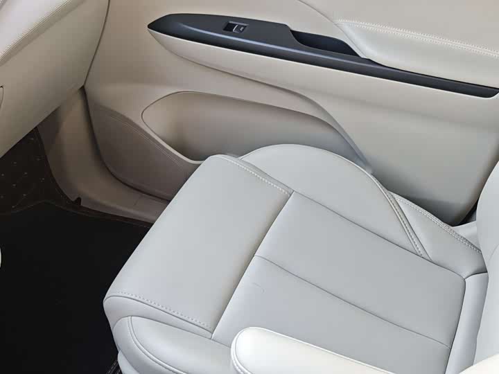 Фото 18 - Buick GL8 ES