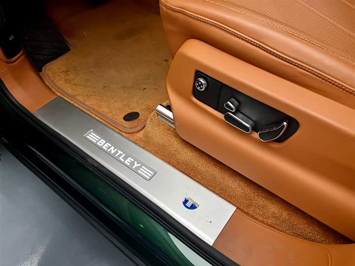 Фото 12 - Bentley Bentayga