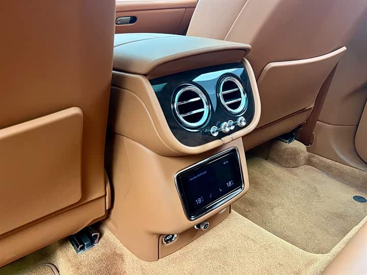 Фото 19 - Bentley Bentayga