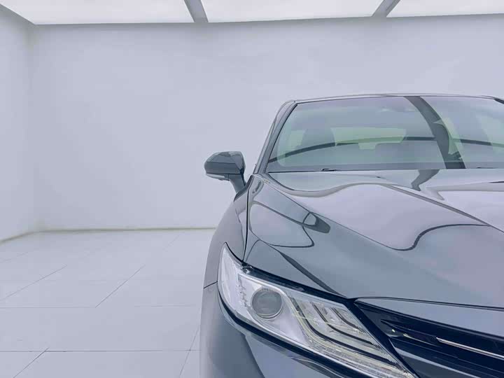 Фото 10 - Toyota Camry