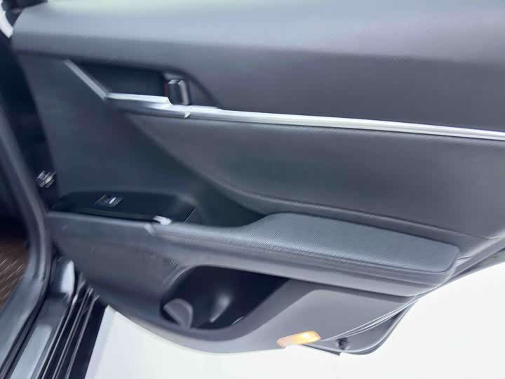 Фото 12 - Toyota Camry