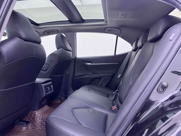 Фото 14 - Toyota Camry