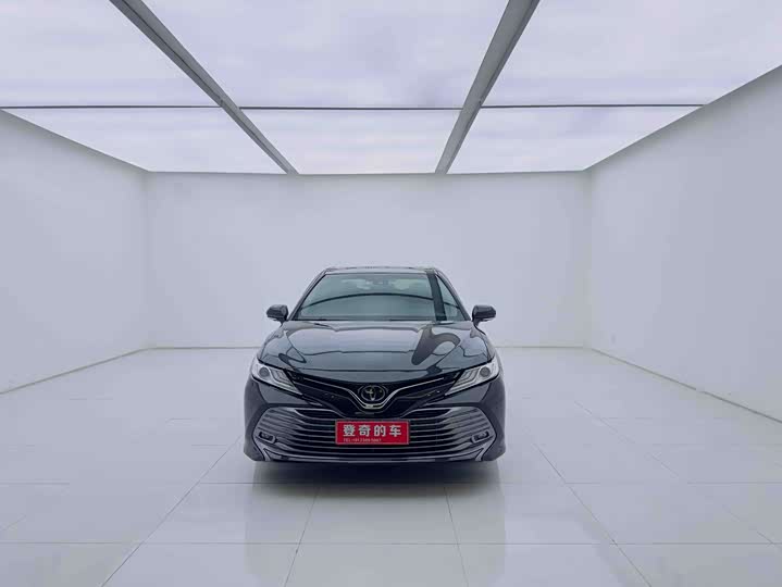 Фото 2 - Toyota Camry