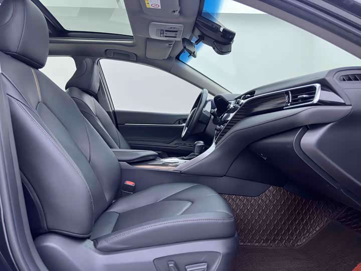 Фото 22 - Toyota Camry