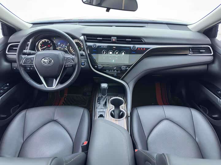 Фото 23 - Toyota Camry