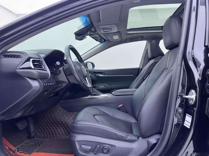 Фото 7 - Toyota Camry