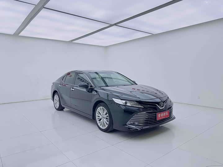 Фото 8 - Toyota Camry