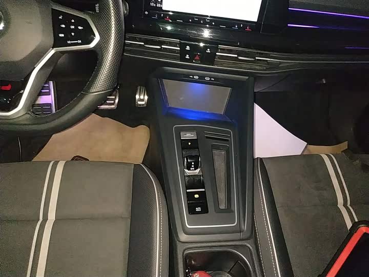 Фото 14 - Volkswagen Golf