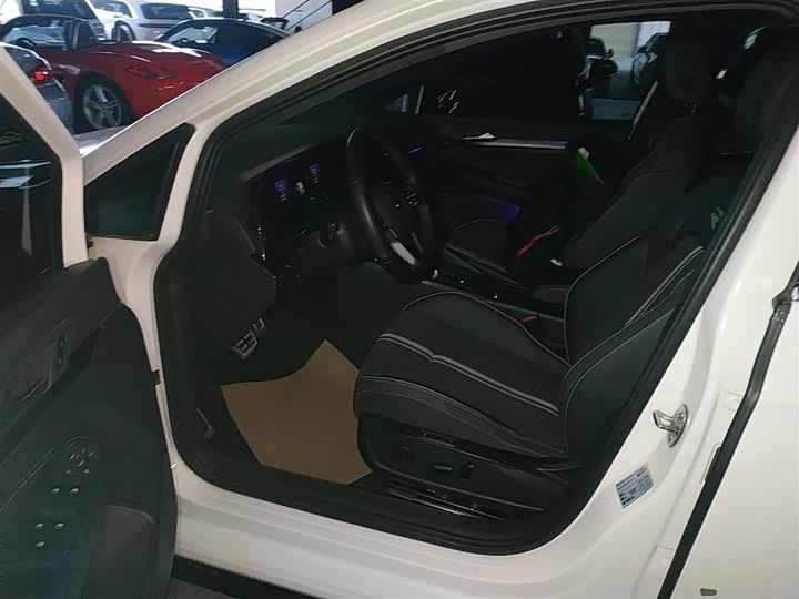 Фото 16 - Volkswagen Golf