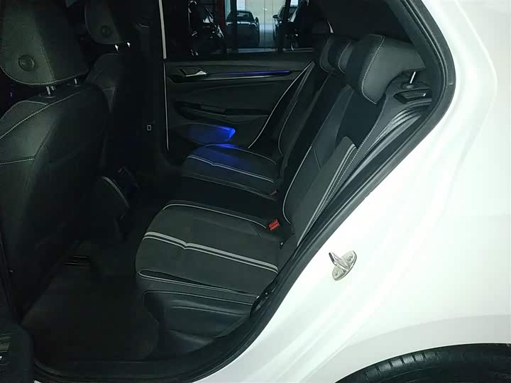 Фото 17 - Volkswagen Golf