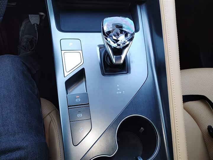 Фото 14 - Roewe RX5