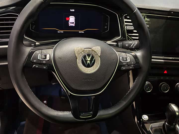 Фото 10 - Volkswagen T-Roc