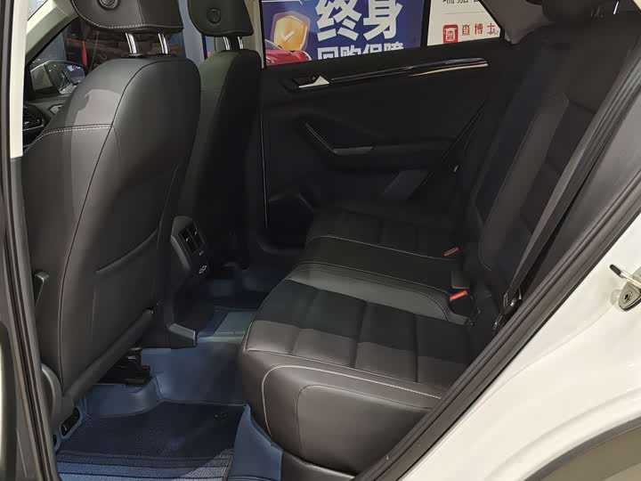 Фото 13 - Volkswagen T-Roc