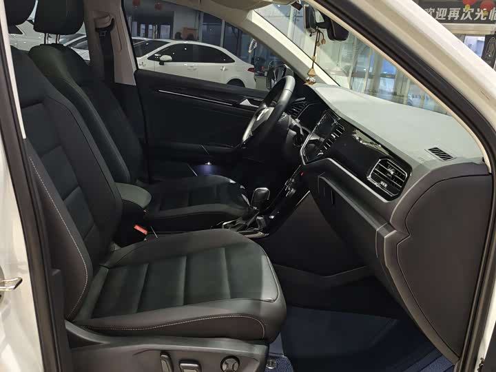 Фото 21 - Volkswagen T-Roc