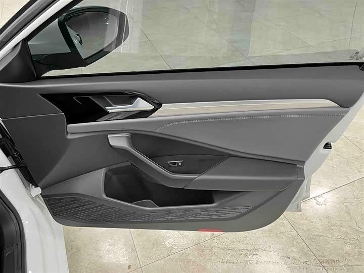 Фото 12 - Volkswagen Sagitar L