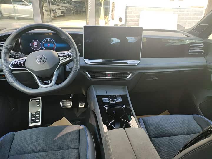 Фото 10 - Volkswagen Tiguan L Pro