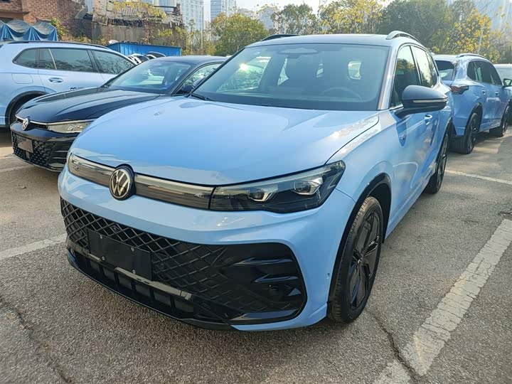 Фото 2 - Volkswagen Tiguan L Pro