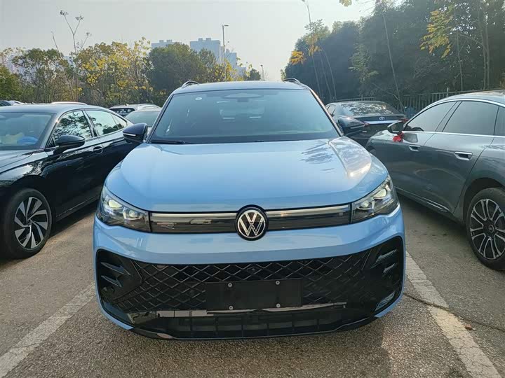 Фото 3 - Volkswagen Tiguan L Pro