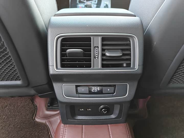 Фото 11 - Audi Q5L