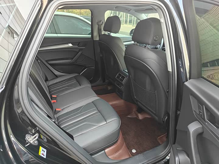 Фото 14 - Audi Q5L