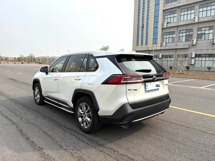 Фото 7 - Toyota Wildlander