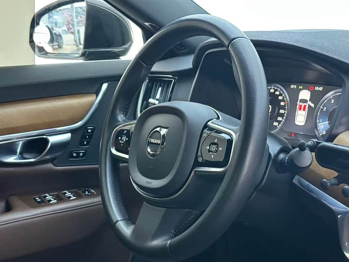 Фото 11 - Volvo S90