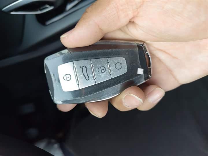 Фото 9 - Geely Okavango L