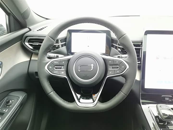 Фото 11 - Bestune T90