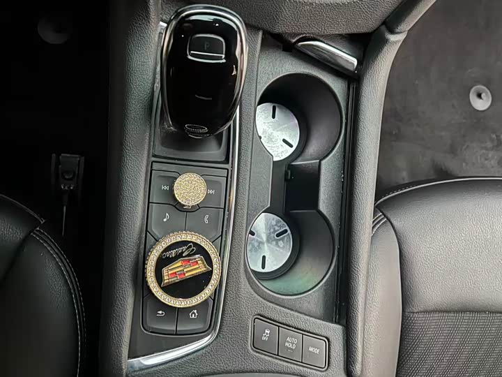 Фото 10 - Cadillac XT5