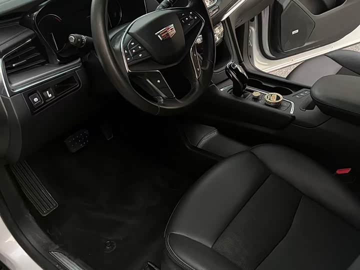 Фото 6 - Cadillac XT5