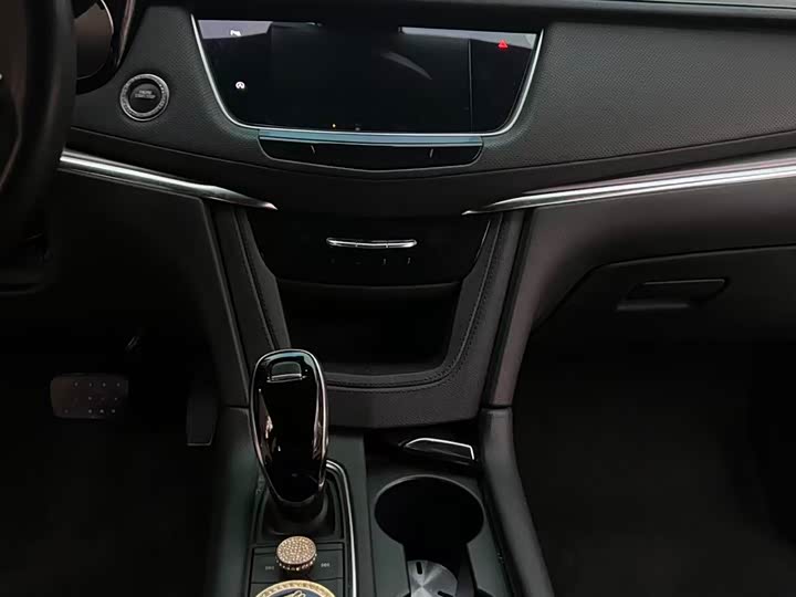 Фото 8 - Cadillac XT5